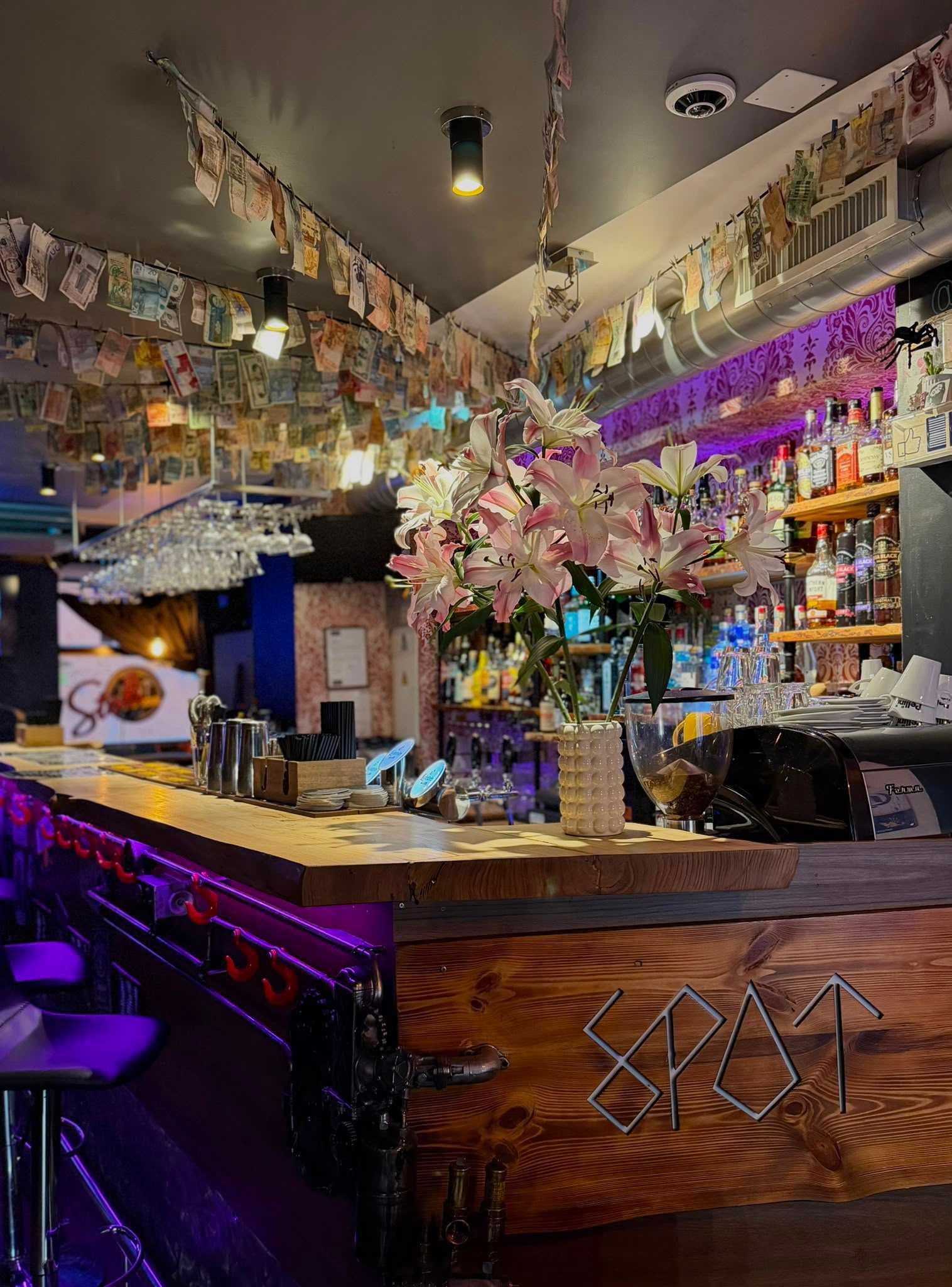 Spot Kafe bar atmosphere